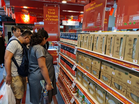 Thủ tướng khai mạc tuần lễ hàng Việt Nam tại Singapore - Ảnh 4. Thủ tướng khai mạc tuần lễ hàng Việt Nam tại Singapore - Ảnh 4.