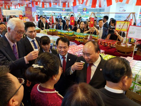 Thủ tướng khai mạc tuần lễ hàng Việt Nam tại Singapore - Ảnh 1. Thủ tướng khai mạc tuần lễ hàng Việt Nam tại Singapore - Ảnh 1.
