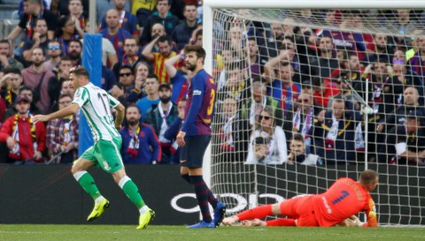 Bí mật cuộc cãi nhau giữa Pique và Valverde trong trận Barcelona thua Betis - Ảnh 1. Bí mật cuộc cãi nhau giữa Pique và Valverde trong trận Barcelona thua Betis - Ảnh 1.