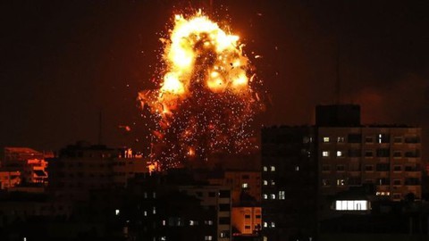 Bom đạn rực trời ở Dải Gaza giữa Israel và Palestine - Ảnh 1. Bom đạn rực trời ở Dải Gaza giữa Israel và Palestine - Ảnh 1.