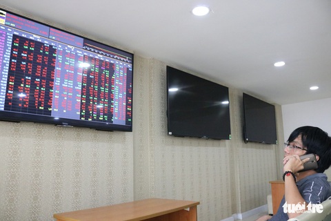 Cổ phiếu lớn nằm sàn, chứng khoán lại bốc hơi tỉ đô - Ảnh 1. Cổ phiếu lớn nằm sàn, chứng khoán lại bốc hơi tỉ đô - Ảnh 1.