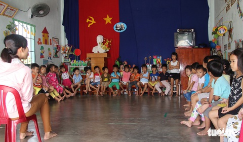 Cô giáo mầm non đi xin từng xô nước cho học trò - Ảnh 2. Cô giáo mầm non đi xin từng xô nước cho học trò - Ảnh 2.