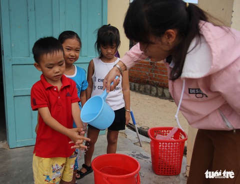 Cô giáo mầm non đi xin từng xô nước cho học trò - Ảnh 5. Cô giáo mầm non đi xin từng xô nước cho học trò - Ảnh 5.