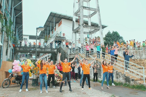 Dàn ca sĩ triệu view hội tụ MV Mặt trời vẫn tới mỗi ngày - Ảnh 3. Dàn ca sĩ triệu view hội tụ MV Mặt trời vẫn tới mỗi ngày - Ảnh 3.