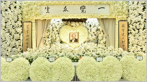 Tỉ phú Jack Ma và các nghệ sĩ đến dự tang lễ nhà văn Kim Dung - Ảnh 1. Tỉ phú Jack Ma và các nghệ sĩ đến dự tang lễ nhà văn Kim Dung - Ảnh 1.