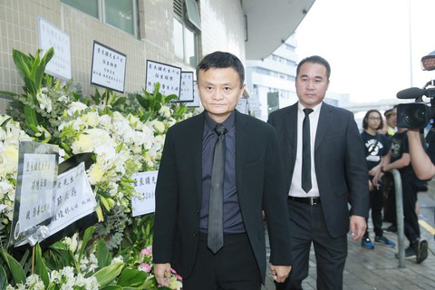 Tỉ phú Jack Ma và các nghệ sĩ đến dự tang lễ nhà văn Kim Dung - Ảnh 3. Tỉ phú Jack Ma và các nghệ sĩ đến dự tang lễ nhà văn Kim Dung - Ảnh 3.