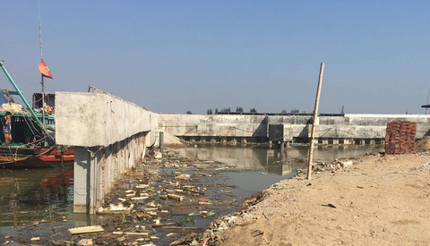 Doanh nghiệp lấn chiếm trái phép hơn 2.000m2 lòng sông Mã - Ảnh 2. Doanh nghiệp lấn chiếm trái phép hơn 2.000m2 lòng sông Mã - Ảnh 2.