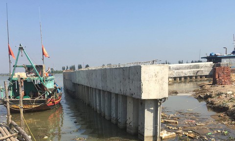 Doanh nghiệp lấn chiếm trái phép hơn 2.000m2 lòng sông Mã - Ảnh 1. Doanh nghiệp lấn chiếm trái phép hơn 2.000m2 lòng sông Mã - Ảnh 1.