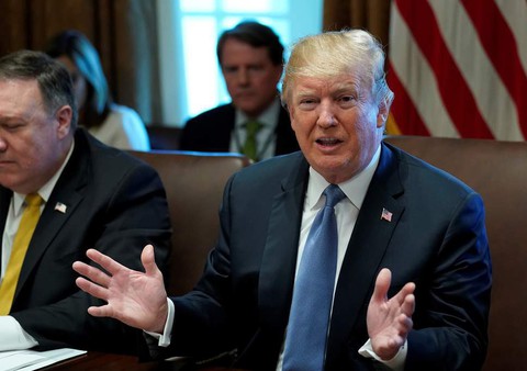 Ông Trump chỉ trích New York Times cầm đèn chạy trước ôtô - Ảnh 1. Ông Trump chỉ trích New York Times cầm đèn chạy trước ôtô - Ảnh 1.