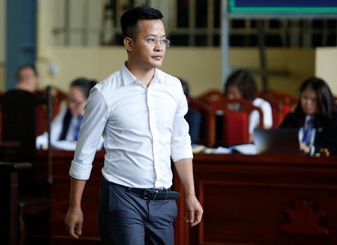 Cựu trung tướng Phan Văn Vĩnh rời phòng xử vì tăng huyết áp - Ảnh 4. Cựu trung tướng Phan Văn Vĩnh rời phòng xử vì tăng huyết áp - Ảnh 4.