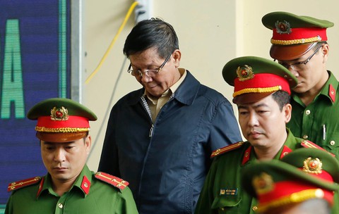Cựu trung tướng Phan Văn Vĩnh rời phòng xử vì tăng huyết áp - Ảnh 3. Cựu trung tướng Phan Văn Vĩnh rời phòng xử vì tăng huyết áp - Ảnh 3.