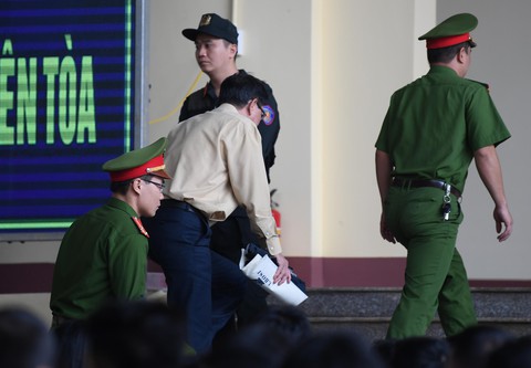 Cựu trung tướng Phan Văn Vĩnh rời phòng xử vì tăng huyết áp - Ảnh 1. Cựu trung tướng Phan Văn Vĩnh rời phòng xử vì tăng huyết áp - Ảnh 1.