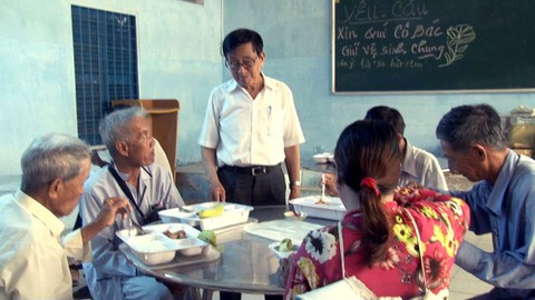 Niềm vui mỗi ngày: Người lập các bếp ăn từ thiện - Ảnh 1. Niềm vui mỗi ngày: Người lập các bếp ăn từ thiện - Ảnh 1.