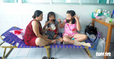 Dịch sốt xuất huyết ở Khánh Hòa tăng mạnh, bệnh nhân phải nằm ghế xếp - Ảnh 1. Dịch sốt xuất huyết ở Khánh Hòa tăng mạnh, bệnh nhân phải nằm ghế xếp - Ảnh 1.