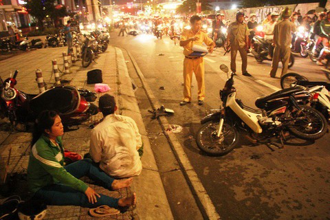 Tài xế ôtô tông hàng loạt xe máy không vi phạm nồng độ cồn - Ảnh 1. Tài xế ôtô tông hàng loạt xe máy không vi phạm nồng độ cồn - Ảnh 1.