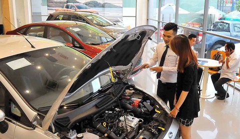 Khách hàng kêu phí trước bạ xe hơi cao, thuế nói quy định - Ảnh 1. Khách hàng kêu phí trước bạ xe hơi cao, thuế nói quy định - Ảnh 1.