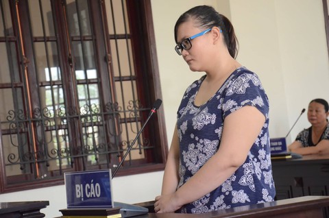 Bảo mẫu hành hạ trẻ ngất xỉu khi tòa tuyên 18 tháng tù - Ảnh 1. Bảo mẫu hành hạ trẻ ngất xỉu khi tòa tuyên 18 tháng tù - Ảnh 1.