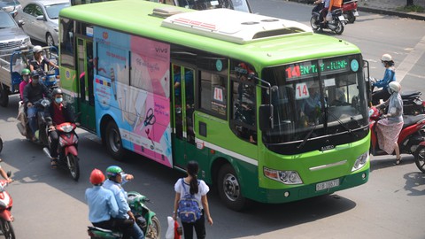 Văn hóa xe buýt: Nói hoài, nói mãi, nói đến bao giờ? - Ảnh 3. Văn hóa xe buýt: Nói hoài, nói mãi, nói đến bao giờ? - Ảnh 3.