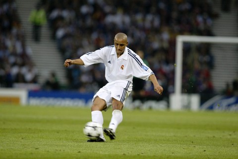 Huyền thoại Roberto Carlos đến Hà Nội trước trận VN - Malaysia - Ảnh 2. Huyền thoại Roberto Carlos đến Hà Nội trước trận VN - Malaysia - Ảnh 2.