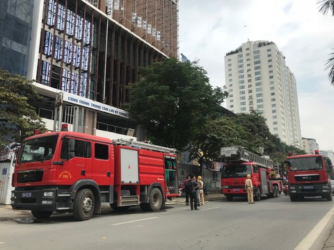 Cháy kèm tiếng nổ tại công trình ở Hà Nội - Ảnh 2. Cháy kèm tiếng nổ tại công trình ở Hà Nội - Ảnh 2.