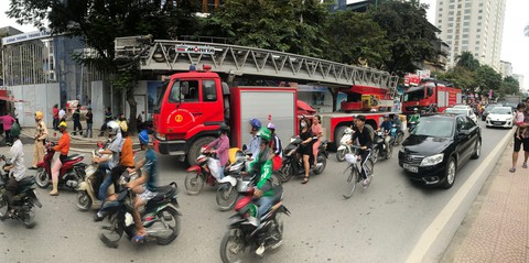 Cháy kèm tiếng nổ tại công trình ở Hà Nội - Ảnh 4. Cháy kèm tiếng nổ tại công trình ở Hà Nội - Ảnh 4.