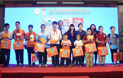 Sanest Khánh Hòa trao học bổng cho học sinh nghèo vượt khó - Ảnh 1. Sanest Khánh Hòa trao học bổng cho học sinh nghèo vượt khó - Ảnh 1.