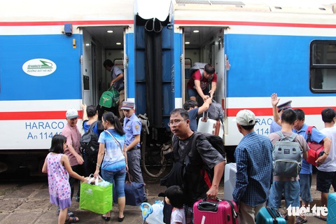 Cháy vé tàu Tết Kỷ Hợi 2019 những ngày cao điểm - Ảnh 2. Cháy vé tàu Tết Kỷ Hợi 2019 những ngày cao điểm - Ảnh 2.