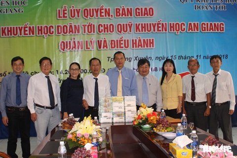 10 tỉ đồng giúp học sinh nghèo An Giang - Ảnh 1. 10 tỉ đồng giúp học sinh nghèo An Giang - Ảnh 1.