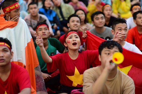 Xem trận VN - Malaysia ở phố đi bộ Nguyễn Huệ - Ảnh 1. Xem trận VN - Malaysia ở phố đi bộ Nguyễn Huệ - Ảnh 1.
