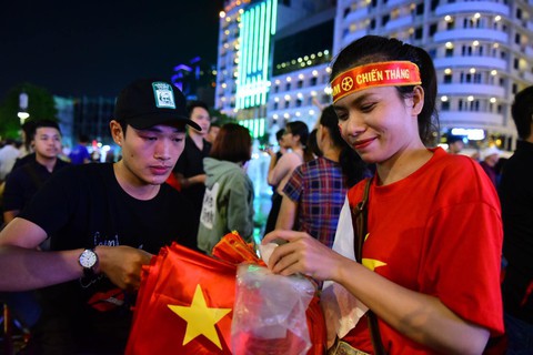 Phố đi bộ Nguyễn Huệ sôi nổi trận Việt Nam - Malaysia - Ảnh 7. Phố đi bộ Nguyễn Huệ sôi nổi trận Việt Nam - Malaysia - Ảnh 7.