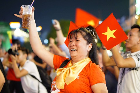 Phố đi bộ Nguyễn Huệ sôi nổi trận Việt Nam - Malaysia - Ảnh 8. Phố đi bộ Nguyễn Huệ sôi nổi trận Việt Nam - Malaysia - Ảnh 8.