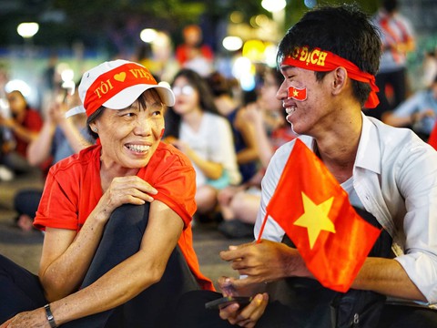 Phố đi bộ Nguyễn Huệ sôi nổi trận Việt Nam - Malaysia - Ảnh 4. Phố đi bộ Nguyễn Huệ sôi nổi trận Việt Nam - Malaysia - Ảnh 4.