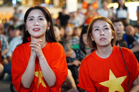 Phố đi bộ Nguyễn Huệ sôi nổi trận Việt Nam - Malaysia - Ảnh 10. Phố đi bộ Nguyễn Huệ sôi nổi trận Việt Nam - Malaysia - Ảnh 10.