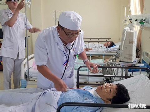 Cắt thành công bướu cổ nặng gần 5kg cho một phụ nữ - Ảnh 3. Cắt thành công bướu cổ nặng gần 5kg cho một phụ nữ - Ảnh 3.
