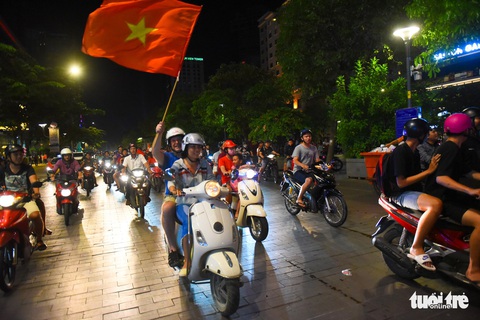 Tuyển Việt Nam thắng, cháu chở ngoại đi bão tại Sài Gòn - Ảnh 10. Tuyển Việt Nam thắng, cháu chở ngoại đi bão tại Sài Gòn - Ảnh 10.