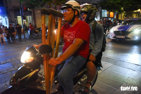 Tuyển Việt Nam thắng, cháu chở ngoại đi bão tại Sài Gòn - Ảnh 11. Tuyển Việt Nam thắng, cháu chở ngoại đi bão tại Sài Gòn - Ảnh 11.