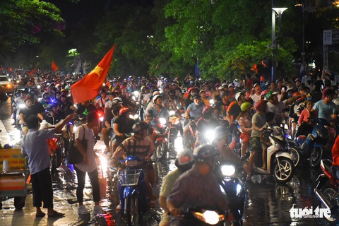 Tuyển Việt Nam thắng, cháu chở ngoại đi bão tại Sài Gòn - Ảnh 12. Tuyển Việt Nam thắng, cháu chở ngoại đi bão tại Sài Gòn - Ảnh 12.