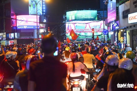 Tuyển Việt Nam thắng, cháu chở ngoại đi bão tại Sài Gòn - Ảnh 13. Tuyển Việt Nam thắng, cháu chở ngoại đi bão tại Sài Gòn - Ảnh 13.