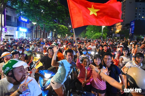 Tuyển Việt Nam thắng, cháu chở ngoại đi bão tại Sài Gòn - Ảnh 1. Tuyển Việt Nam thắng, cháu chở ngoại đi bão tại Sài Gòn - Ảnh 1.