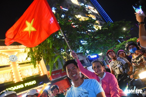Tuyển Việt Nam thắng, cháu chở ngoại đi bão tại Sài Gòn - Ảnh 2. Tuyển Việt Nam thắng, cháu chở ngoại đi bão tại Sài Gòn - Ảnh 2.
