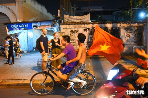 Tuyển Việt Nam thắng, cháu chở ngoại đi bão tại Sài Gòn - Ảnh 4. Tuyển Việt Nam thắng, cháu chở ngoại đi bão tại Sài Gòn - Ảnh 4.
