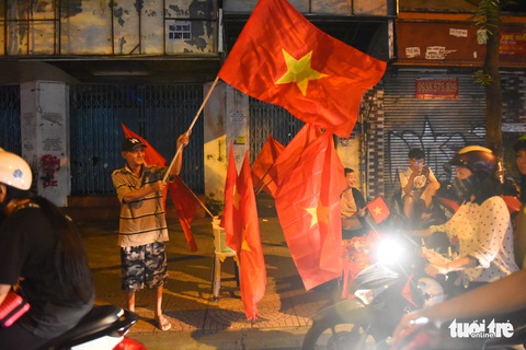Tuyển Việt Nam thắng, cháu chở ngoại đi bão tại Sài Gòn - Ảnh 9. Tuyển Việt Nam thắng, cháu chở ngoại đi bão tại Sài Gòn - Ảnh 9.