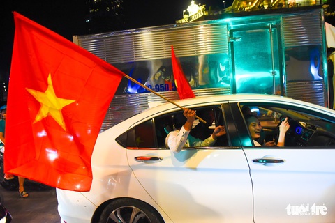 Tuyển Việt Nam thắng, cháu chở ngoại đi bão tại Sài Gòn - Ảnh 8. Tuyển Việt Nam thắng, cháu chở ngoại đi bão tại Sài Gòn - Ảnh 8.