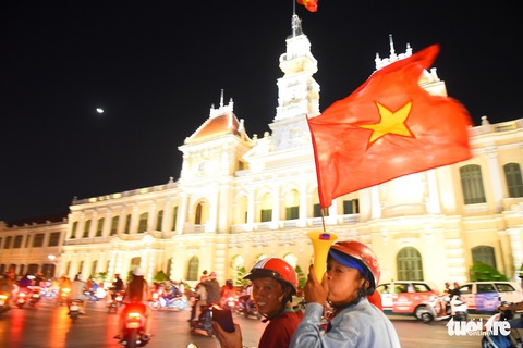 Tuyển Việt Nam thắng, cháu chở ngoại đi bão tại Sài Gòn - Ảnh 5. Tuyển Việt Nam thắng, cháu chở ngoại đi bão tại Sài Gòn - Ảnh 5.