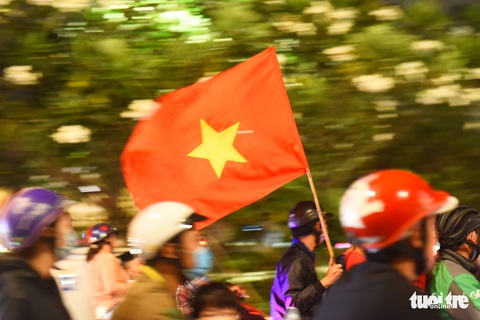 Tuyển Việt Nam thắng, cháu chở ngoại đi bão tại Sài Gòn - Ảnh 6. Tuyển Việt Nam thắng, cháu chở ngoại đi bão tại Sài Gòn - Ảnh 6.