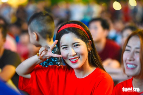 Tuyển Việt Nam thắng, cháu chở ngoại đi bão tại Sài Gòn - Ảnh 3. Tuyển Việt Nam thắng, cháu chở ngoại đi bão tại Sài Gòn - Ảnh 3.