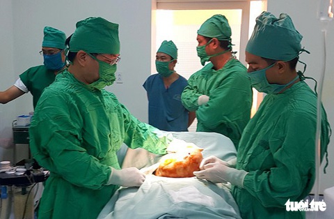 Cắt thành công bướu cổ nặng gần 5kg cho một phụ nữ - Ảnh 2. Cắt thành công bướu cổ nặng gần 5kg cho một phụ nữ - Ảnh 2.