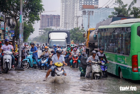 Khốn khổ vì bụi bặm, bẫy ổ gà trên đường Huỳnh Tấn Phát - Ảnh 13. Khốn khổ vì bụi bặm, bẫy ổ gà trên đường Huỳnh Tấn Phát - Ảnh 13.