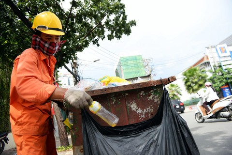 Ở TP.HCM không phân loại rác, coi chừng bị phạt 20 triệu - Ảnh 1. Ở TP.HCM không phân loại rác, coi chừng bị phạt 20 triệu - Ảnh 1.