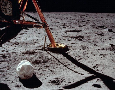 Neil Armstrong vứt phân trên mặt trăng và những chuyện chưa kể - Ảnh 4. Neil Armstrong vứt phân trên mặt trăng và những chuyện chưa kể - Ảnh 4.